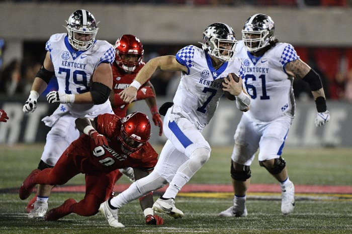 Kentucky QB Will Levis scrambles with football
